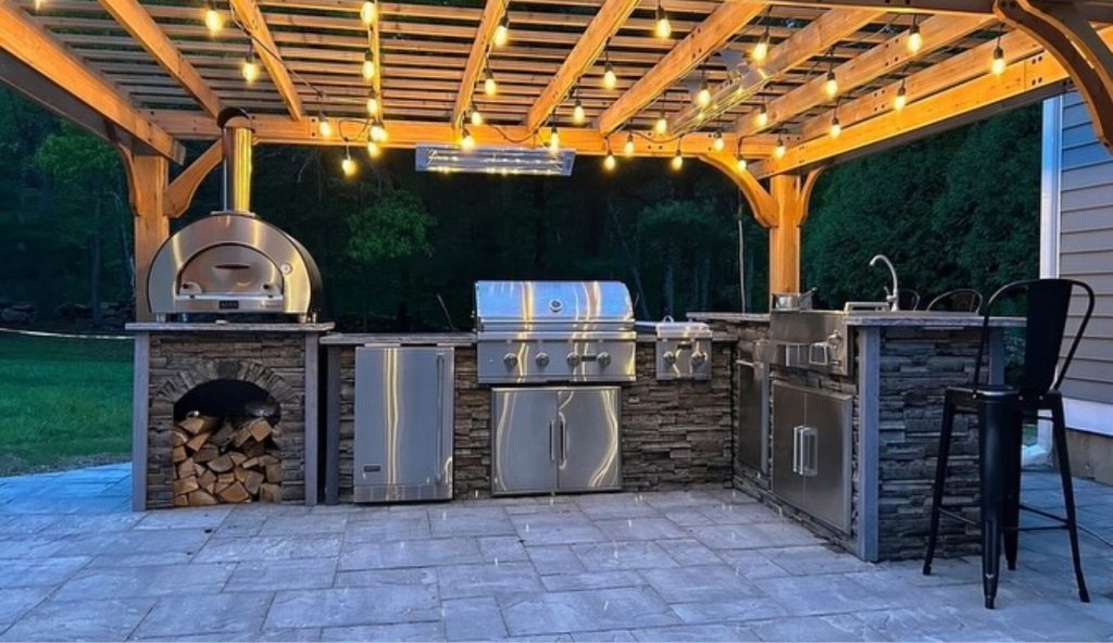 modern outdoor kitchen ideas with built-in grill and prep space