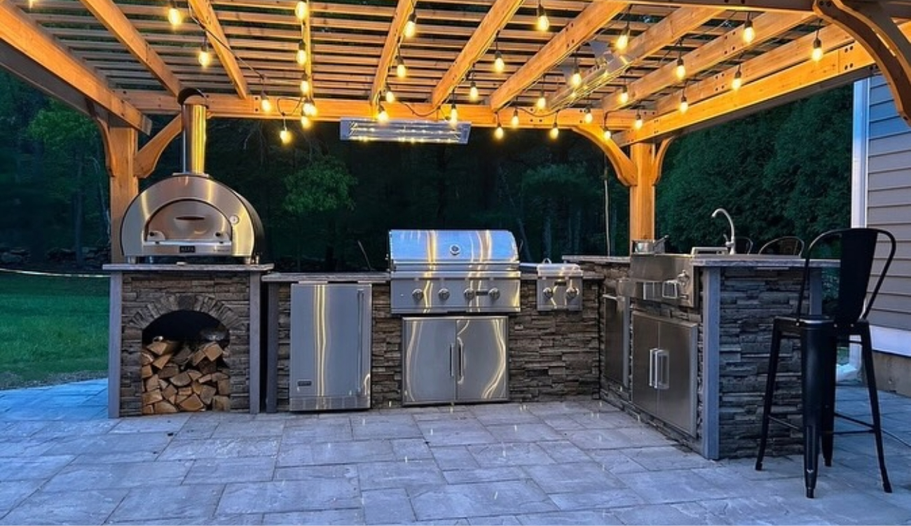 Holistic Patio Hardscaping Services in Fort Worth, TX - Holic Patio TX modern outdoor kitchen ideas with built-in grill and prep space